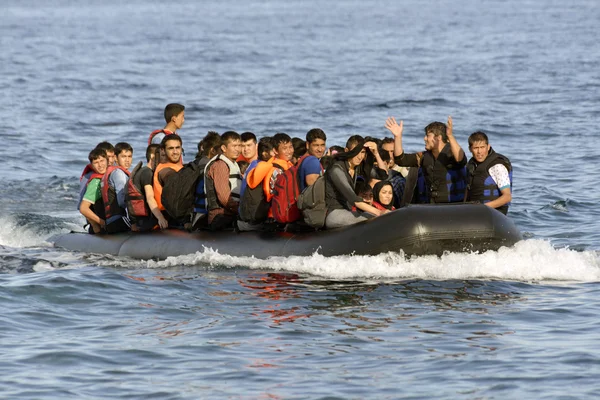 Vluchteling migranten, aangekomen op Lesbos in opblaasbare rubberboot boten — Stockfoto