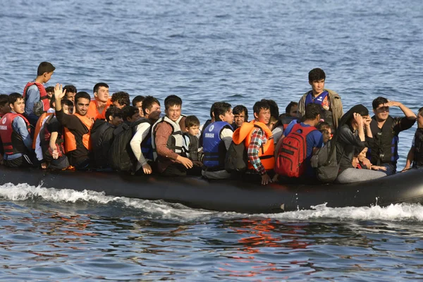 Migrantes refugiados, chegou em Lesvos em barcos de bote infláveis — Fotografia de Stock