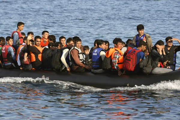 难民移民，莱斯沃斯在充气橡皮艇船抵达 — 图库照片