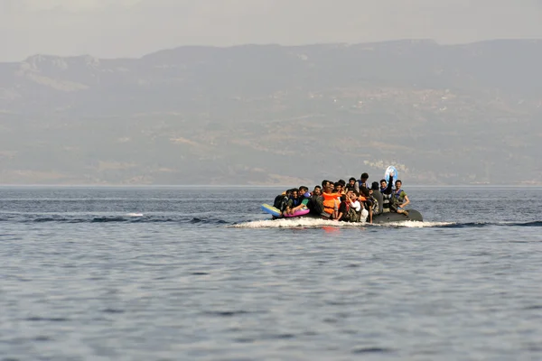 Refugee migrants, arrived on Lesvos in inflatable dinghy boats — Stock Photo, Image