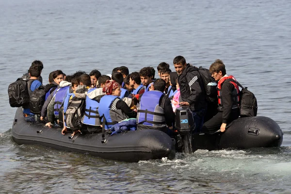 mülteci göçmenler, Lesvos şişme bot teknelerde geldi