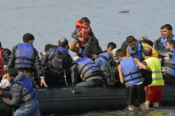 Migrants réfugiés, arrivés sur Lesbos dans des canots pneumatiques — Photo