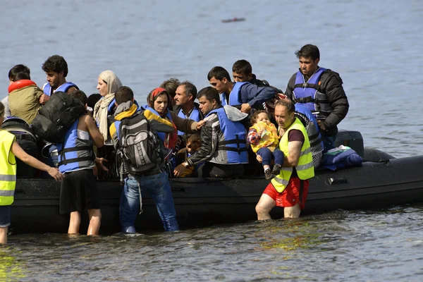 Vluchteling migranten, aangekomen op Lesbos in opblaasbare rubberboot boten — Stockfoto