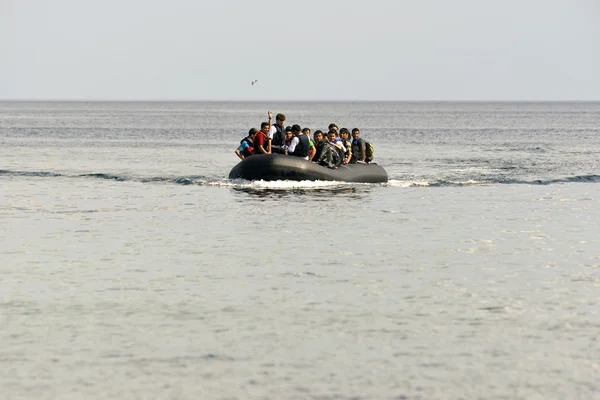 Refugee migrants, arrived on Lesvos in inflatable dinghy boats — Stock Photo, Image