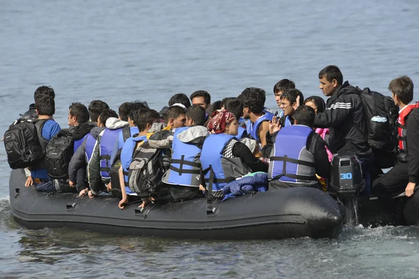 难民移民，莱斯沃斯在充气橡皮艇船抵达 — 图库照片