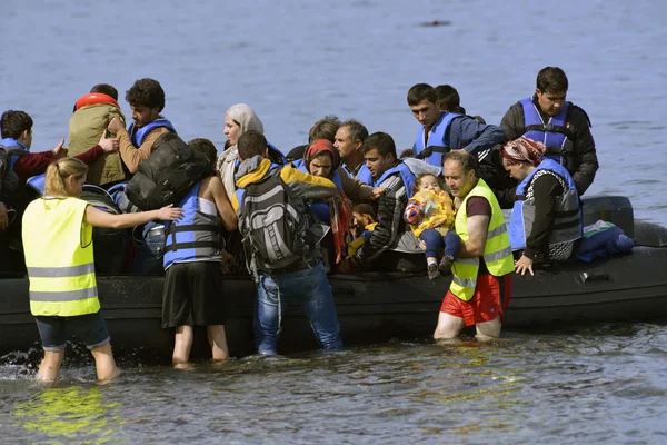 Migrantes refugiados, chegou em Lesvos em barcos de bote infláveis — Fotografia de Stock