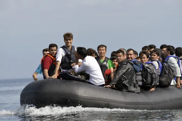 Vluchteling migranten, aangekomen op Lesbos in opblaasbare rubberboot boten — Stockfoto