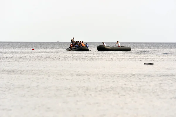 Vluchteling migranten, aangekomen op Lesbos in opblaasbare rubberboot boten — Stockfoto