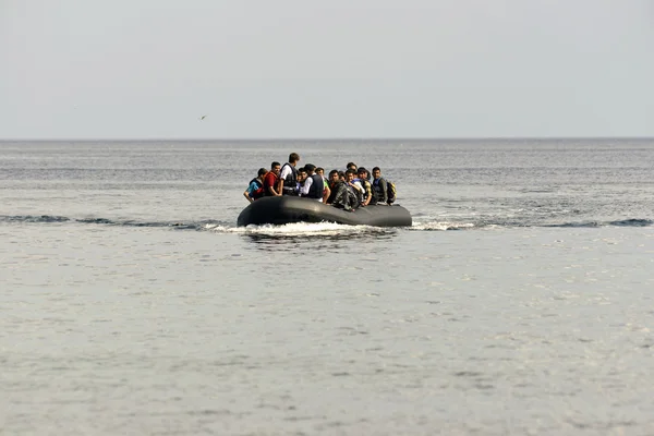 Мигранты-беженцы, прибывшие на Лесвос на надувных лодках — стоковое фото