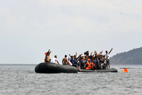 膨脹可能なディンギー ボートでレスボスに到着した難民移民 — ストック写真