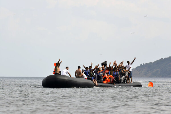 мигранты-беженцы, прибывшие на Лесвос на надувных лодках
