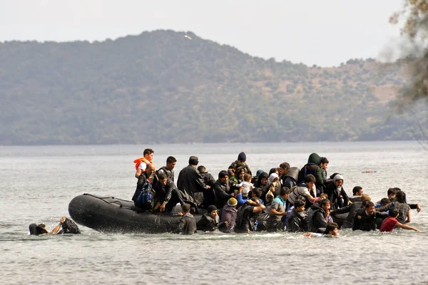 膨脹可能なディンギー ボートでレスボスに到着した難民移民 — ストック写真