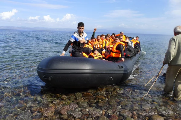 Refugee migrants, arrived on Lesvos in inflatable dinghy boats — Stock Photo, Image