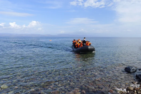 Migrantes refugiados, llegaron a Lesbos en botes inflables — Foto de Stock