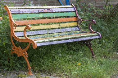 Bahçesinde renkli boyalı kanepe