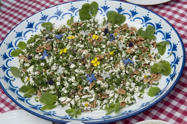 Salad with goat cheese and flowers — Stock Photo, Image