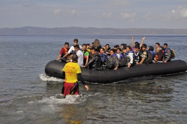 mülteci göçmenler, Lesvos şişme bot teknelerde geldi