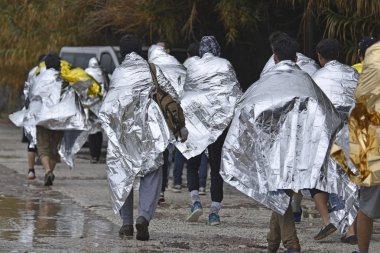 mülteci göçmenler, Lesvos şişme bot teknelerde geldi
