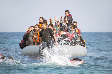 Sandal tekne Yunanistan'da Türkiye'den gelen mülteciler. 