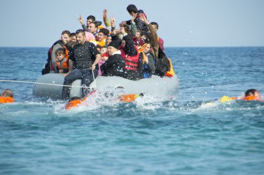 Sandal tekne Yunanistan'da Türkiye'den gelen mülteciler. 