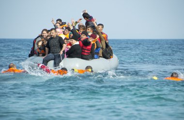 Sandal tekne Yunanistan'da Türkiye'den gelen mülteciler. 