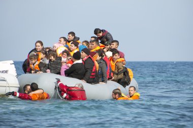 Sandal tekne Yunanistan'da Türkiye'den gelen mülteciler. 