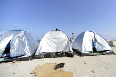 mülteci göçmenler, Lesvos şişme bot teknelerde geldi