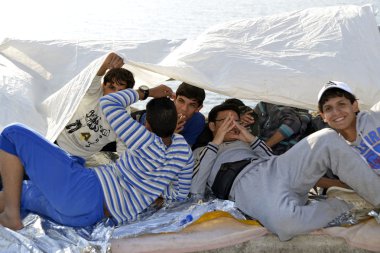 mülteci göçmenler, Lesvos şişme bot teknelerde geldi