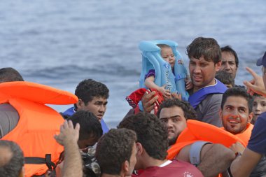 mülteci göçmenler, Lesvos şişme bot teknelerde geldi