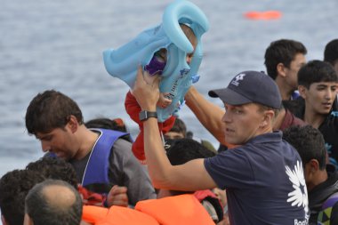 mülteci göçmenler, Lesvos şişme bot teknelerde geldi