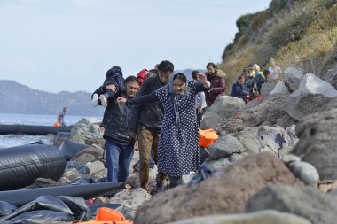mülteci göçmenler, Lesvos şişme bot teknelerde geldi