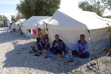 mülteci göçmenler, Lesvos şişme bot teknelerde geldi