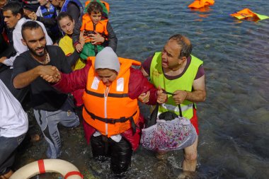 mülteci göçmenler, Lesvos şişme bot teknelerde geldi