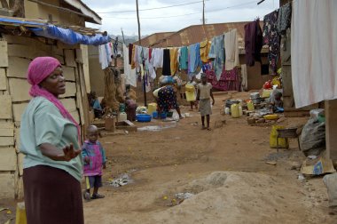 Anne çocuklarını Kampala İlçesi üzerinden izlerken.