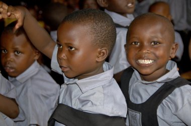 Kampala yakın ilçe okul kimliği belirsiz çocuklarda.
