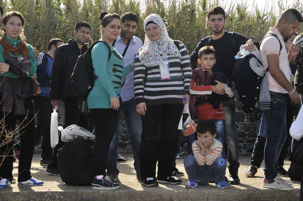 Refugee migrants, arrived on Lesvos in inflatable dinghy boats — Stock Photo, Image