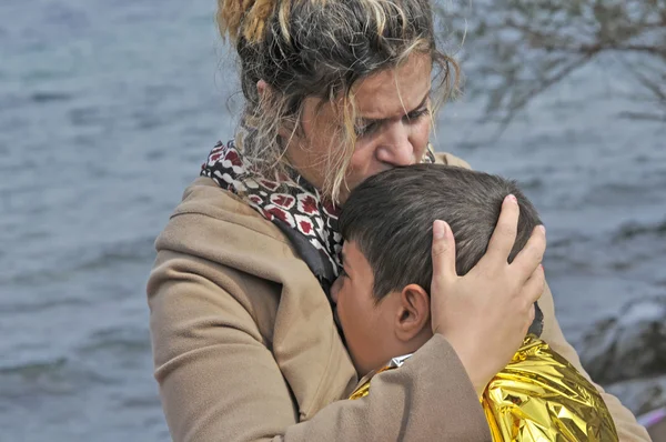 난민 이주자, 풍선 보트 보트에서 Lesvos에 도착 — 스톡 사진