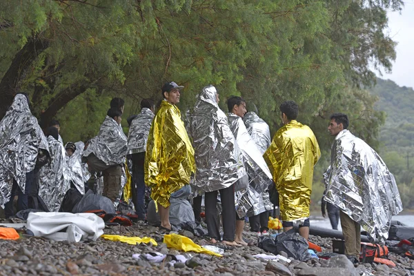 Vluchteling migranten, aangekomen op Lesbos in opblaasbare rubberboot boten — Stockfoto