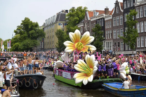 Deelnemers aan het jaarlijkse evenement voor de bescherming van de mensenrechten en de burgerlijke gelijkheid, Gaypride 2015 — Stockfoto