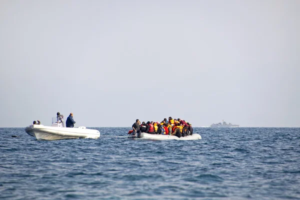 Vluchtelingen die aankomen in Griekenland in rubberboot boot uit Turkije. — Stockfoto