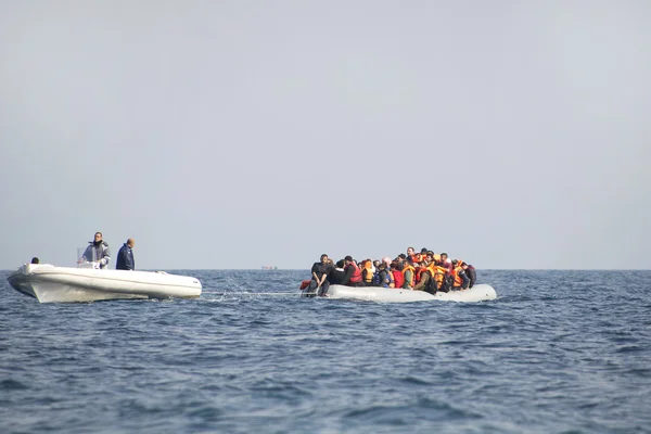 Refugiados que llegan a Grecia en bote auxiliar desde Turquía . — Foto de Stock