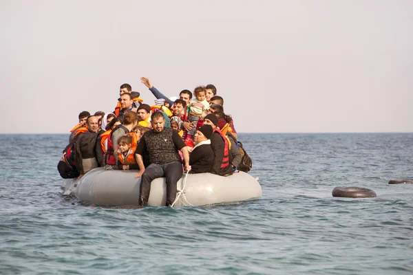 Refugees arriving in Greece in dinghy boat from Turkey. — Stock Photo, Image