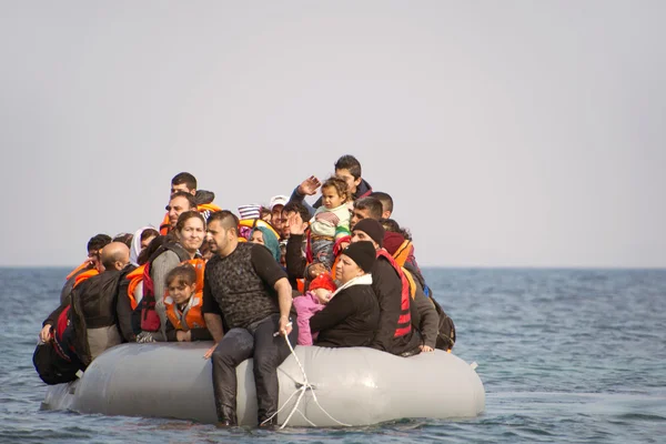 Refugees arriving in Greece in dinghy boat from Turkey. — Stock Photo, Image