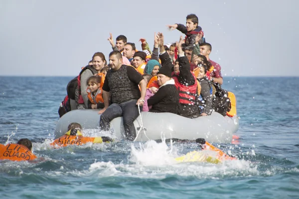 难民从土耳其抵达希腊在小艇船. — 图库照片