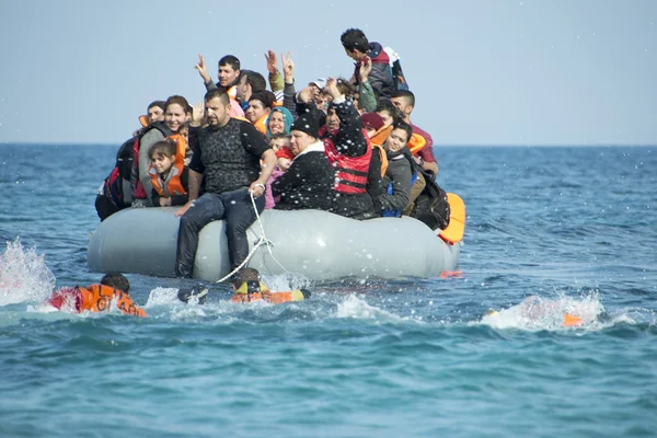 터키에서 보트 보트에서 그리스에 도착 하는 피난민. — 스톡 사진