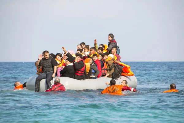 Vluchtelingen die aankomen in Griekenland in rubberboot boot uit Turkije. — Stockfoto