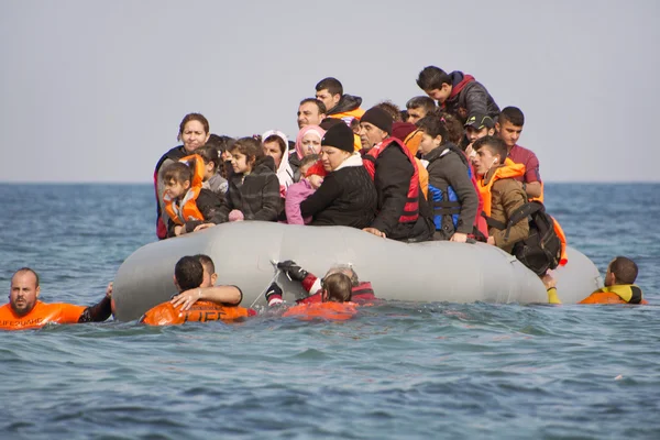 难民从土耳其抵达希腊在小艇船. — 图库照片