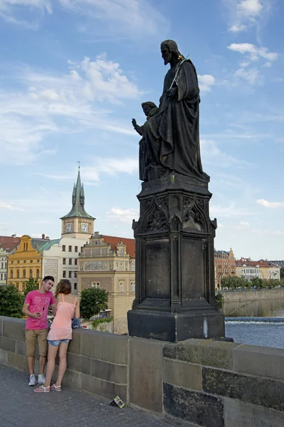 Prague- julio 23, 2014: Estatua a lo largo del lado norte de Charles Br — Foto de Stock