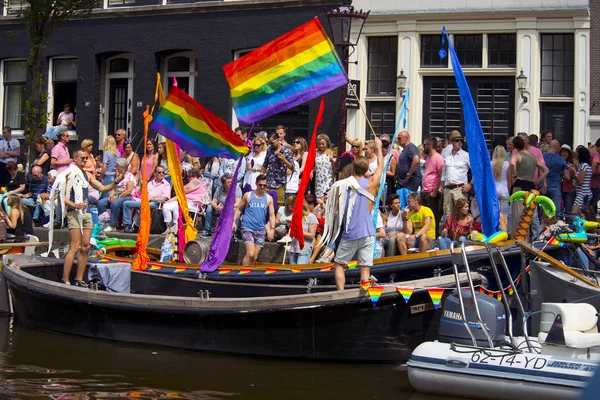 Deelnemers aan het jaarlijkse evenement voor de bescherming van de mensenrechten en de burgerlijke gelijkheid, Gaypride 2015 — Stockfoto