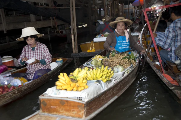 在曼谷浮动市场卖水果的妇女 — 图库照片